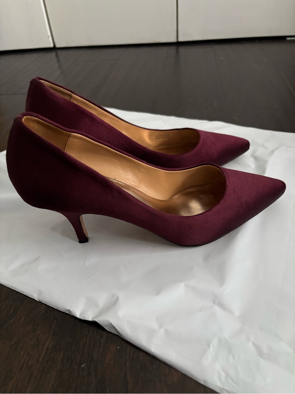 Badgley Mischka Women's Burgundy Satin Pointed-Toe Pumps - Picture 2 of 7
